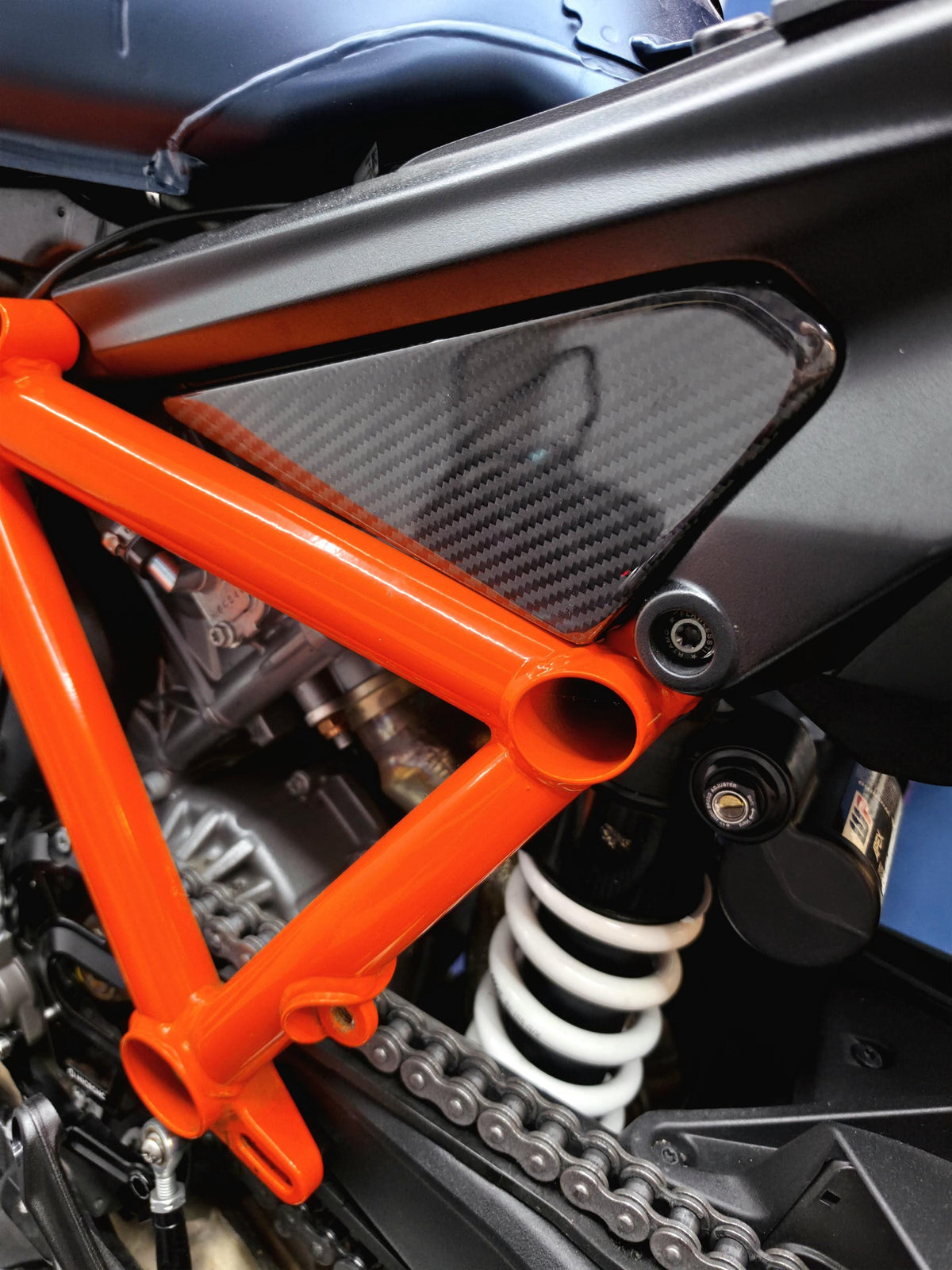 KTM 1290 Superduke R 3.0 Carbon Rahmenabdeckung | Frame Cover | Motorrad Carbon Zubehör | Premium Optik | Passgenauer Rahmenschutz